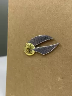 PIN SNITCH DORADA