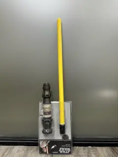 SABLE DE LUZ REY SKYWALKER (AMARILLO)