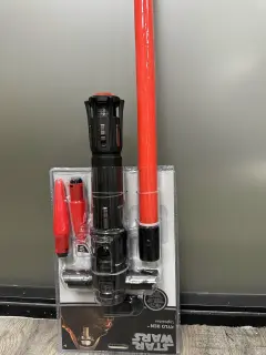 SABLE DE LUZ KYLO REN (ROJO RELIEVE)
